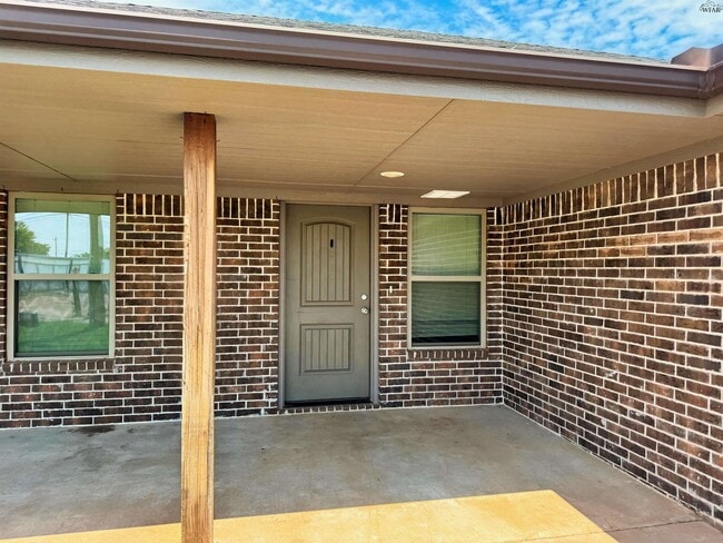 Building Photo - 406 E China St