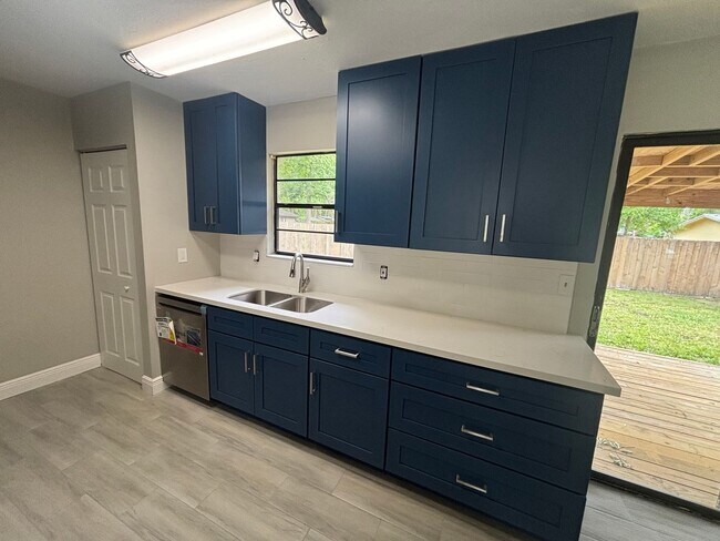 Building Photo - Newly renovated, WOW this will rent quick!