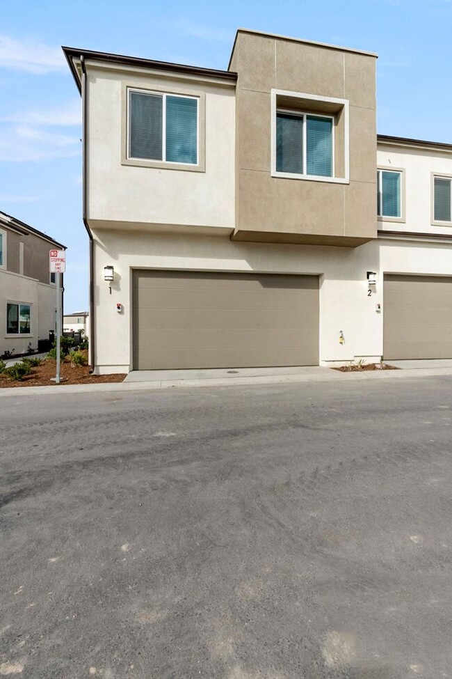 Building Photo - Gorgeous New Townhome in Chula Vista!