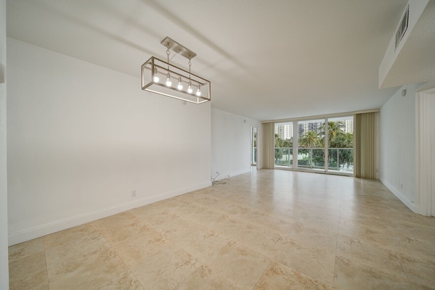 Building Photo - 100 Bayview Dr