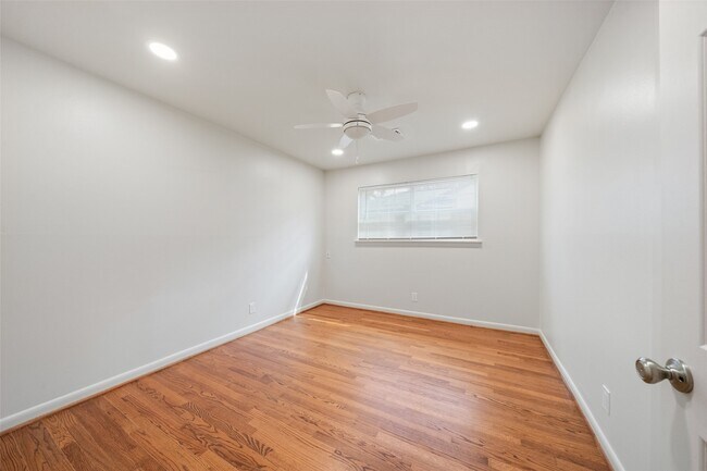 Building Photo - 10170 Hanka Dr