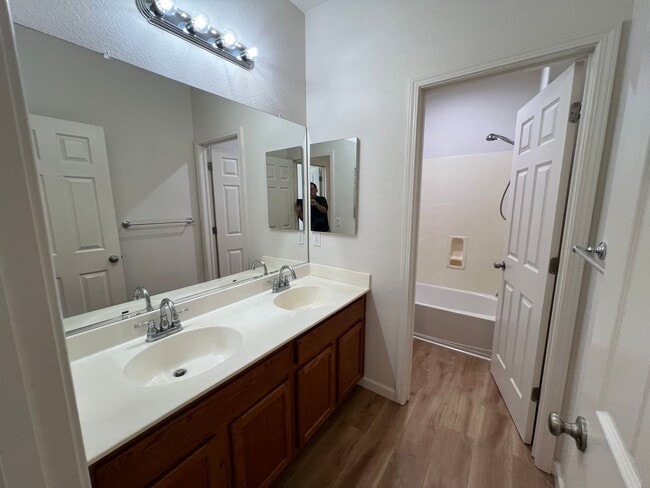 Building Photo - 5 bedroom home located in Sylvan School District!