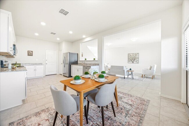 Building Photo - Light-Filled Home in Amenity-Rich Community with Pool & Park!