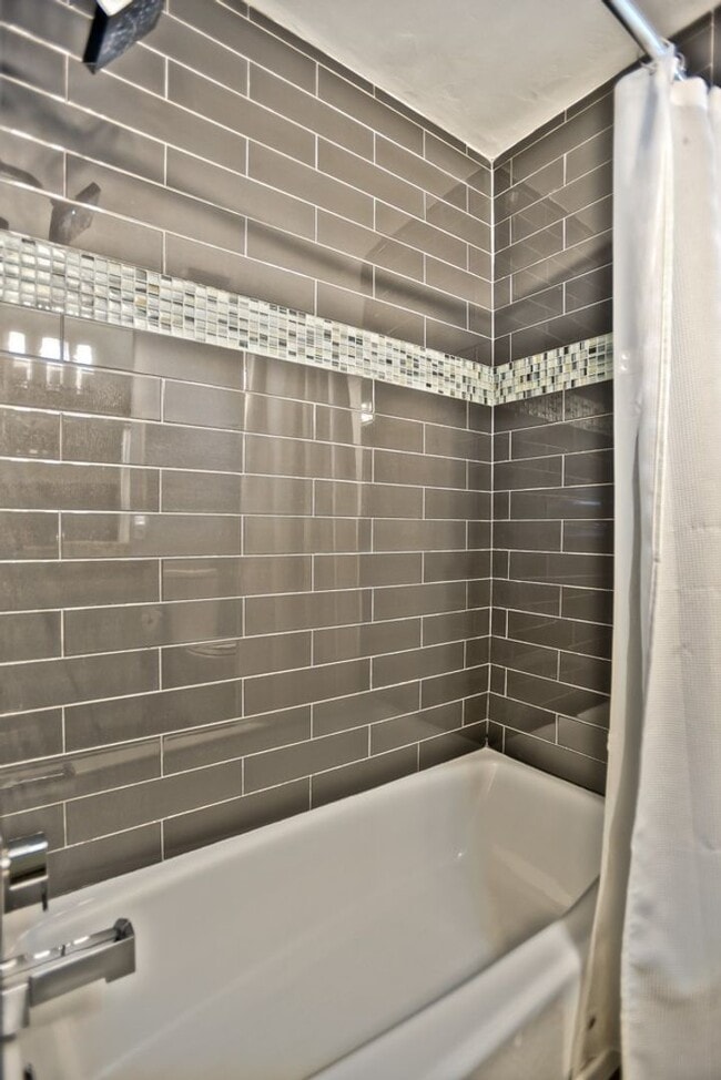 Building Photo - Gorgeous Single Family Home Located In Midtown. Huge Fenced in Backyard!