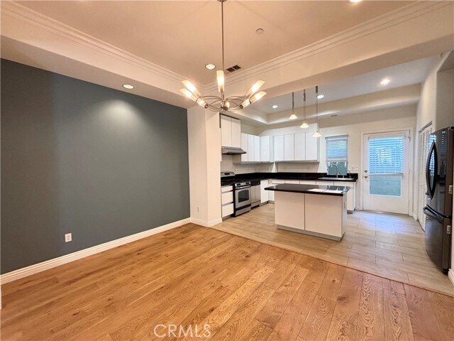 Building Photo - 441 N Los Robles Ave
