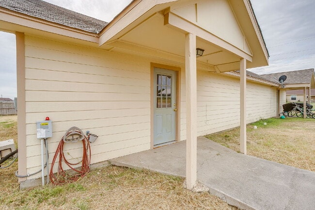 Building Photo - Updated Duplex in Weatherford with large y...