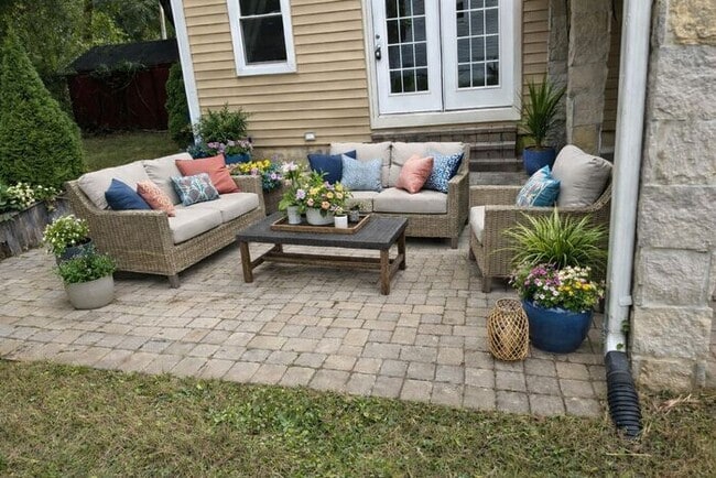 Building Photo - !! $500 OFF 2nds  MONTH'S RENT!!! Charming 3BR 2BA Home w/ Updated Kitchen + Large Front and Back...