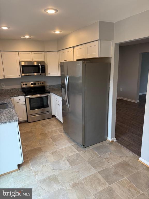 Building Photo - 8625 Point of Woods Dr