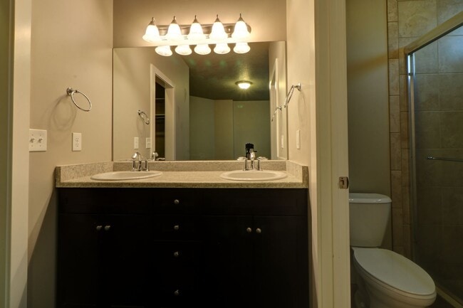 Building Photo - 3 bedroom Ivory Ridge Townhome