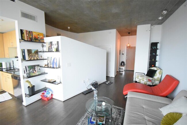Building Photo - 5925 Almeda Rd