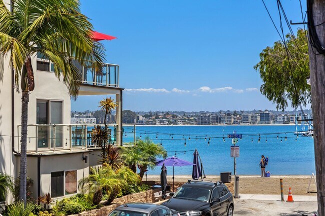 Building Photo - Mission Beach. 3 bedroom, 2.5 bath, 2 car garage,