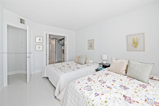 Building Photo - 1155 Brickell Bay Dr