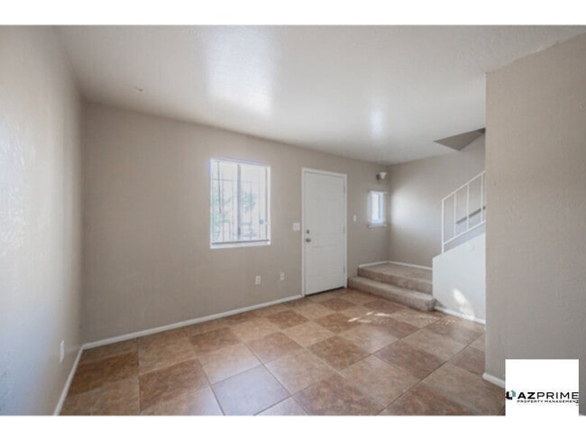 Building Photo - Experience the Perfect Haven in this Delightful Corner Unit 2/1.5 Phoenix Townhouse
