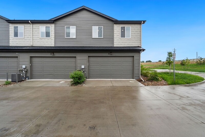 Building Photo - 2720 Barnstormer St