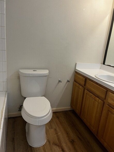 Master bathroom tub - 11807 Chetman Dr