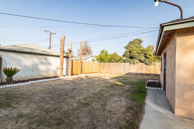 Building Photo - 2 Bedroom/1 Bath Home with Bonus Room  - $1650 per month!