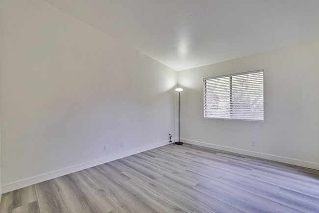 Building Photo - 2 bed 2 bath condo
