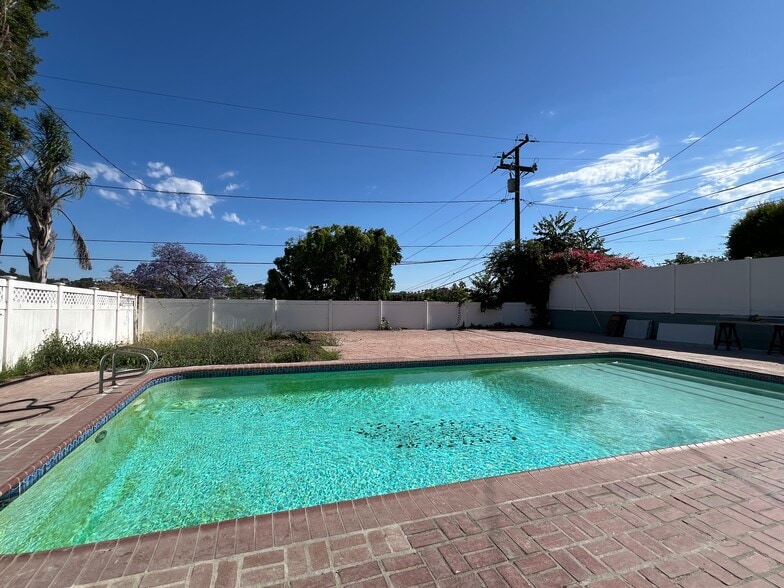 Outdoor Space - 2920 Parkview Dr