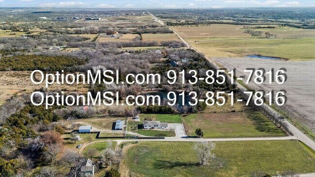 Building Photo - Country Charm Just Minutes From Lawrence!