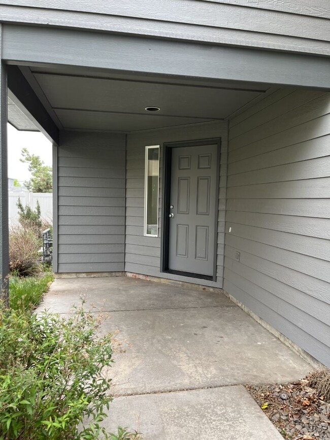 Building Photo - Large 3 bedroom, 2.5 bath, 1 car garage, fenced back yard townhome recently remodeled