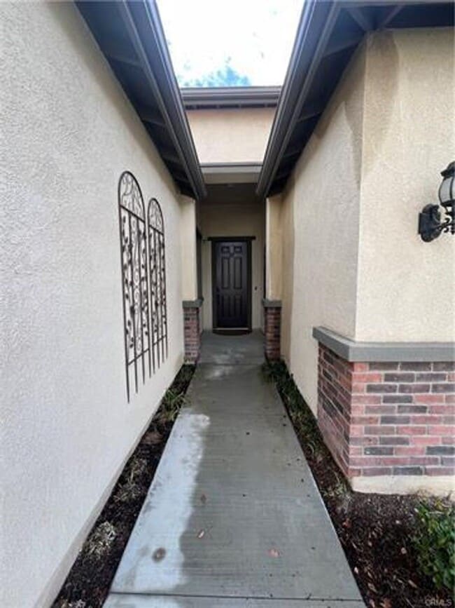 Building Photo - Welcome to this exceptional single-story 4-bedroom, 4-bathroom home!