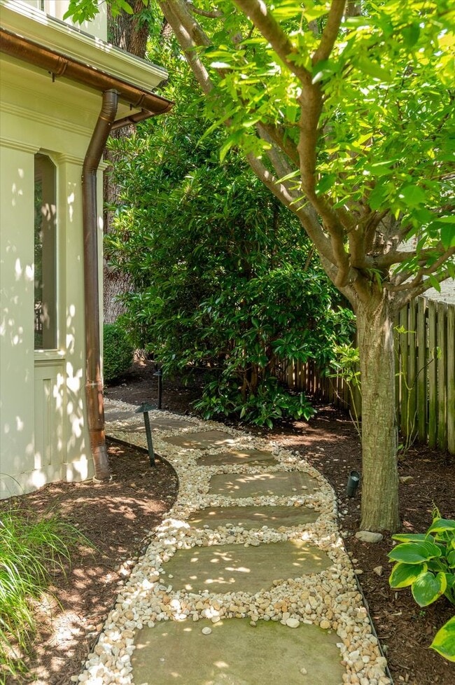 Building Photo - Exceptional Living in the Heart of Arlingt...