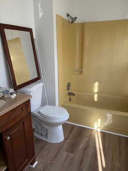 Primary bedroom en suite - 2806 Newton Ct