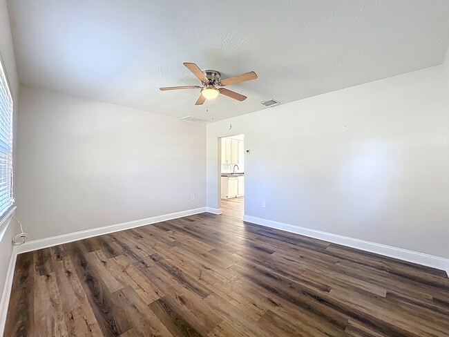 Building Photo - 742 E Church Ave