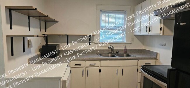 Building Photo - $1395 Quaint 2 bedroom with Washer/Dryer, ...