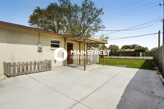 Building Photo - 3 Bedroom Pet-Friendly Home in Sarasota, FL with Main Street Renewal