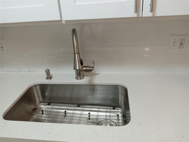 Building Photo - 5861 NE 18th Ave