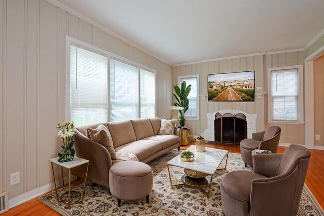 Primary Photo - Beautiful 3-Bedroom 1.5-Bathroom Available...