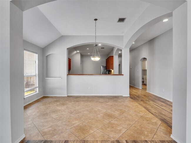 Building Photo - 5643 Walnut Glen Ln