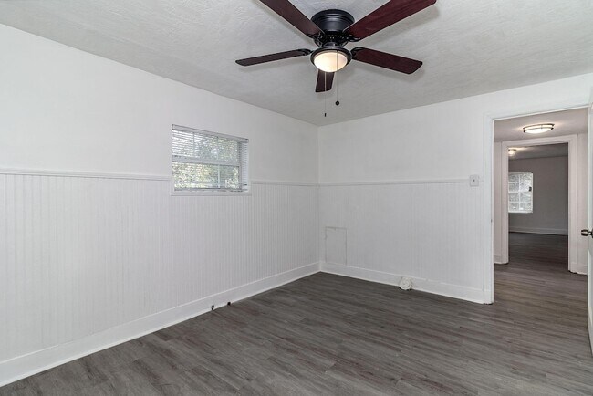Building Photo - 2113 Cresswell Dr