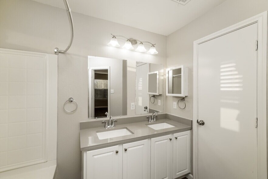 Building Photo - 208 Rinehardt St