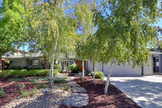 Building Photo - Stunning Central Davis Home