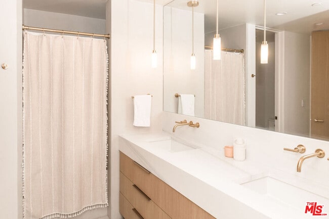 Building Photo - 606 N Ardmore Ave