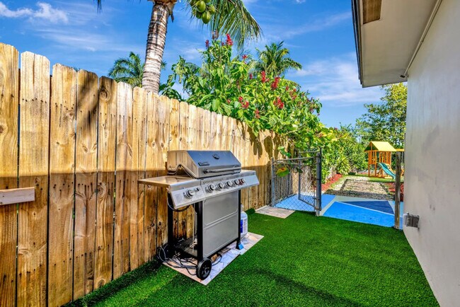 Building Photo - 391 NW 35th Ct