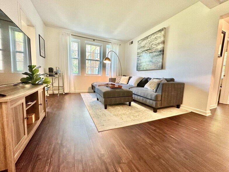 Primary Photo - 2021 Key Blvd