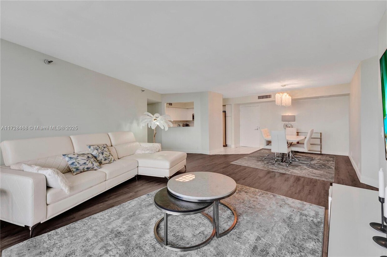 Building Photo - 3500 Mystic Pointe Dr