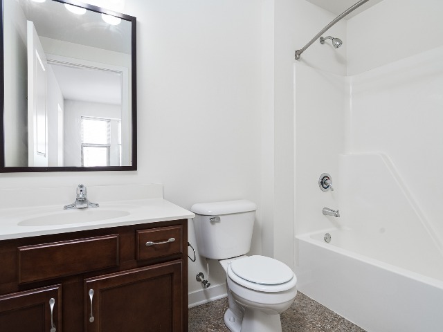 2 Bed + Den / 1 Bath - 1,500 SF- Bathroom - Albion