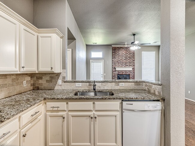 Building Photo - Updated home in Edmond + 3 bed + 2 bath + ...