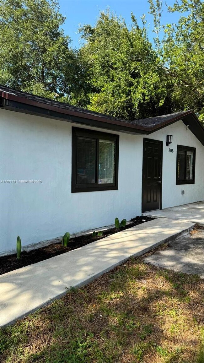 Building Photo - 305 NE 58th Terrace