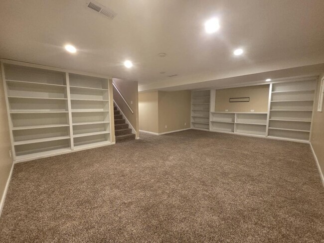 Building Photo - Large family corner lot home for rent!