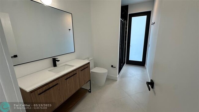 Building Photo - 2550 Jardin Terrace