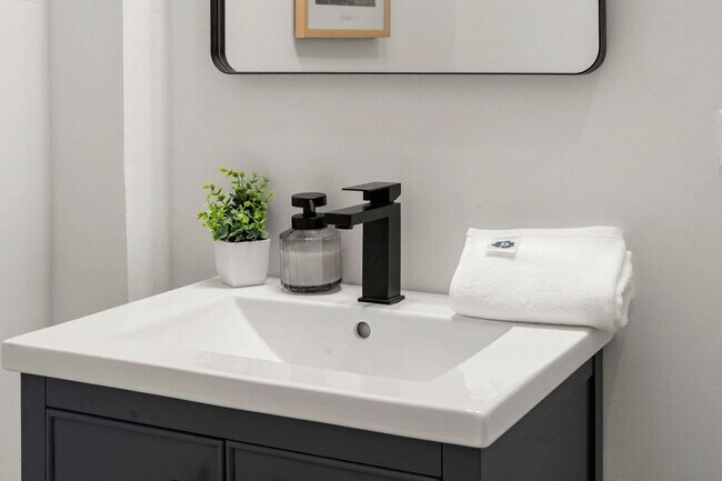 Building Photo - 1941 W Augusta Blvd