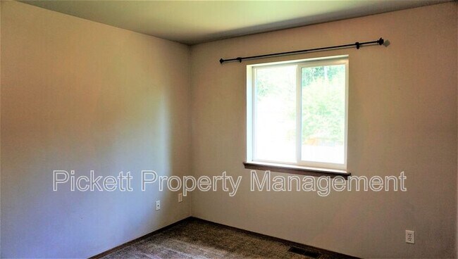Building Photo - 2500 NE Helm St