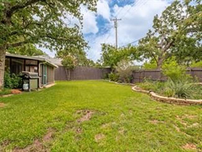 Building Photo - 1620 Post Oak Dr