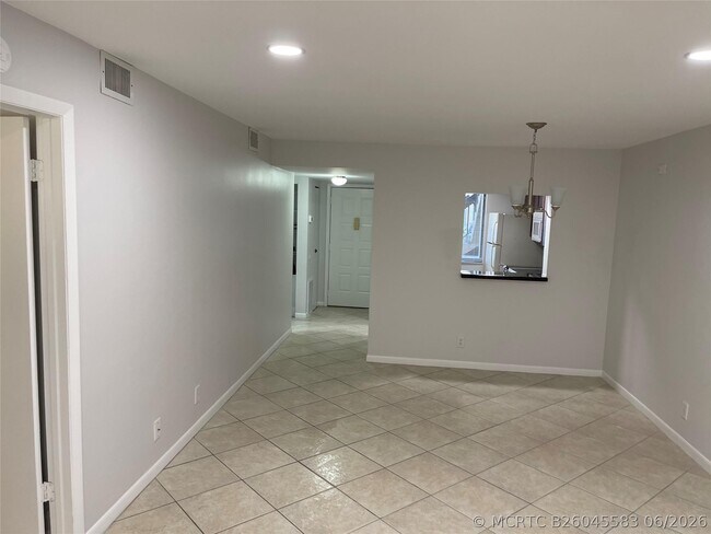 Building Photo - 6549 Somerset Dr