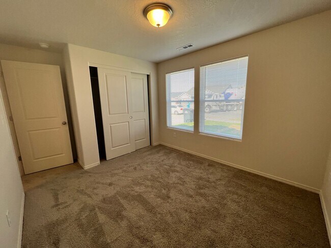 Building Photo - Modern 3 Bed 2 Bath!! Covered Patio!!